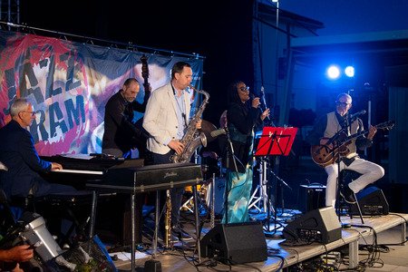 Lori Williams & Band 17.7 (20)